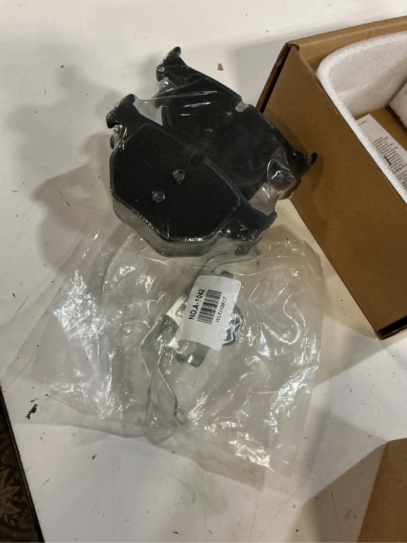 Condition photo showing New/Like New for akebono eur1042a rear brake pad, grey