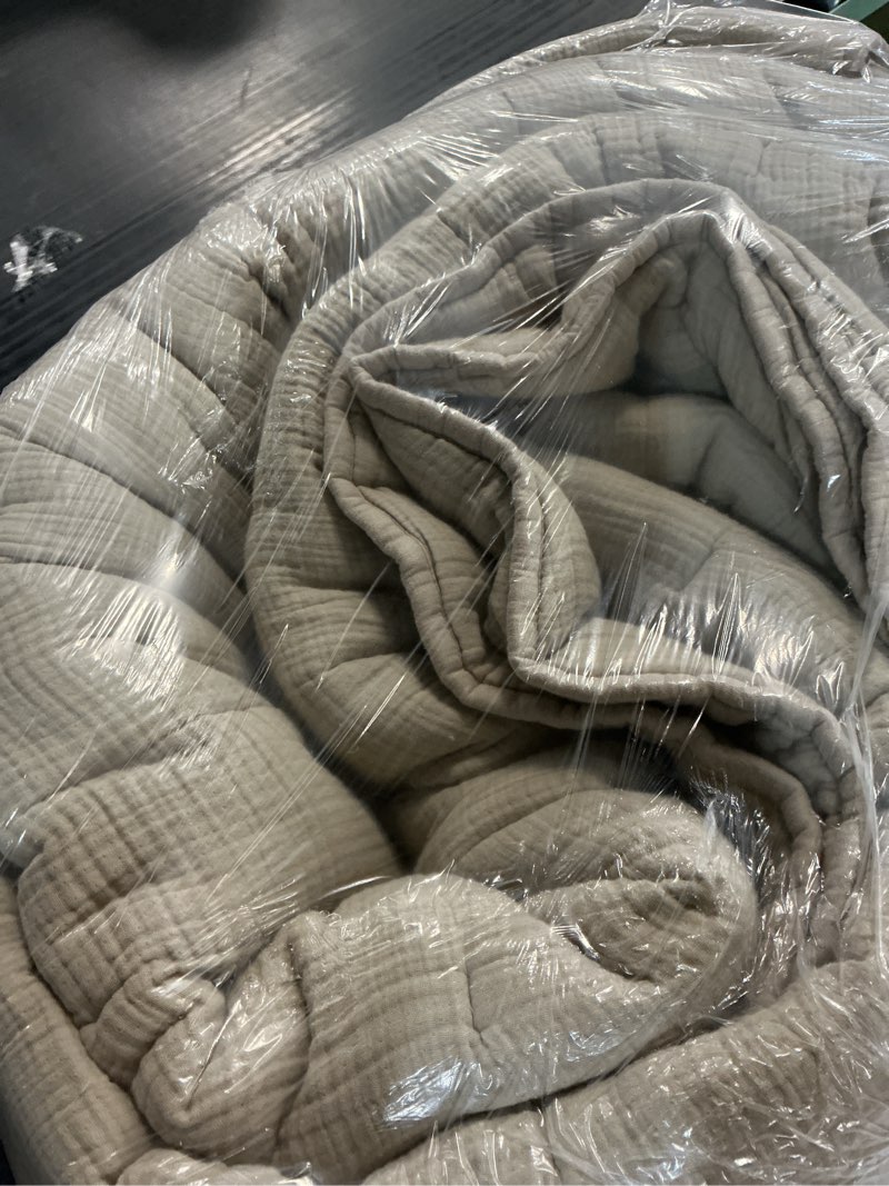 Condition photo showing New/Like New for quince gauze beige quilt cal king
