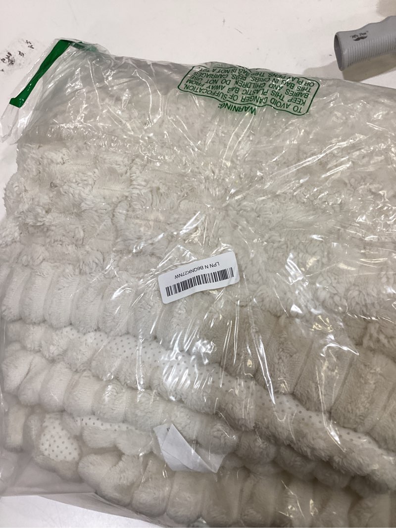 Condition photo showing New/Like New for couch cover for dogs fuzzy sofa covers for pet, geometric jacquard coral pet-friendly washable non-slip sofas slipcover cushion protector pets mat dog bed mats cream 27.6" x 59.06"