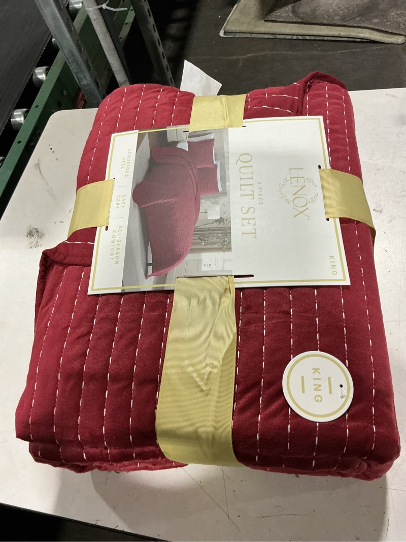 Condition photo showing New/Like New for lenox 3-piece polyester holiday patterened quilt set, king