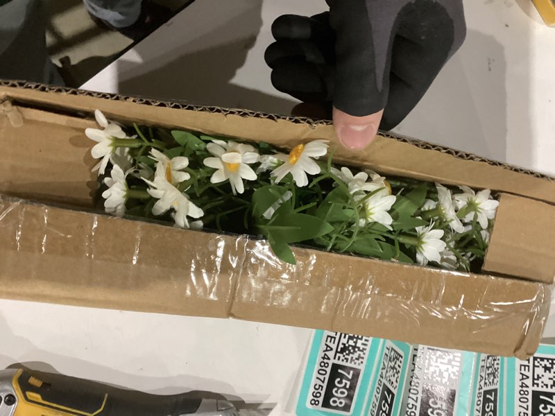 Condition photo showing New/Like New for Artificial Flowers, 12 Bundles Daisy Flowers for Outdoors Planters (144 Blooms), Fake Wildflowers, Faux Plants with Silk Daisies for Front Porch Garden Patio Home Aesthetic (White)