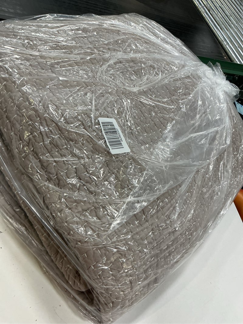 Condition photo showing Good Condition for organic cotton hand stitched quilt color: stone size:108x92 