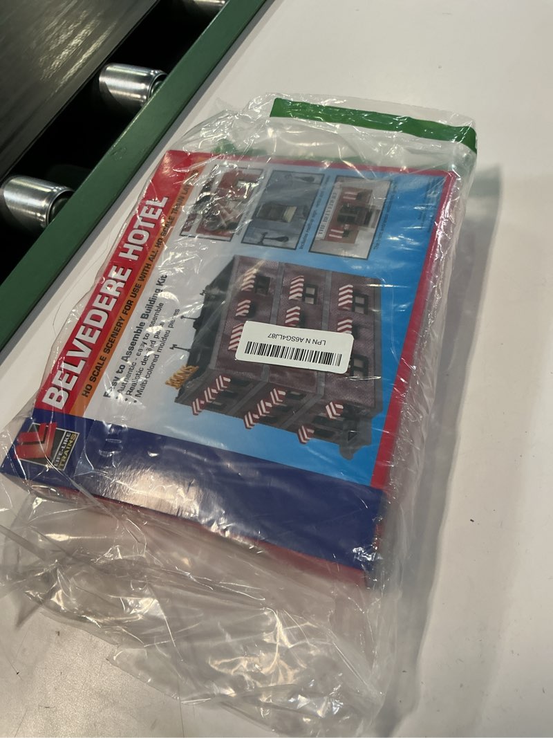 Condition photo showing New/Like New for life-like trains ho scale building kits - belvedere downtown hotel