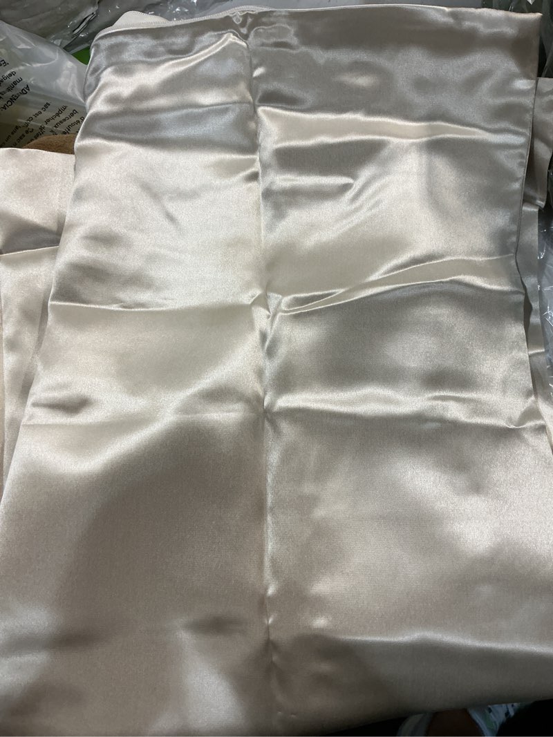 Condition photo showing Good Condition for quince 100% mulberry silk pillowcase( 20*26 in) 1 piece) 