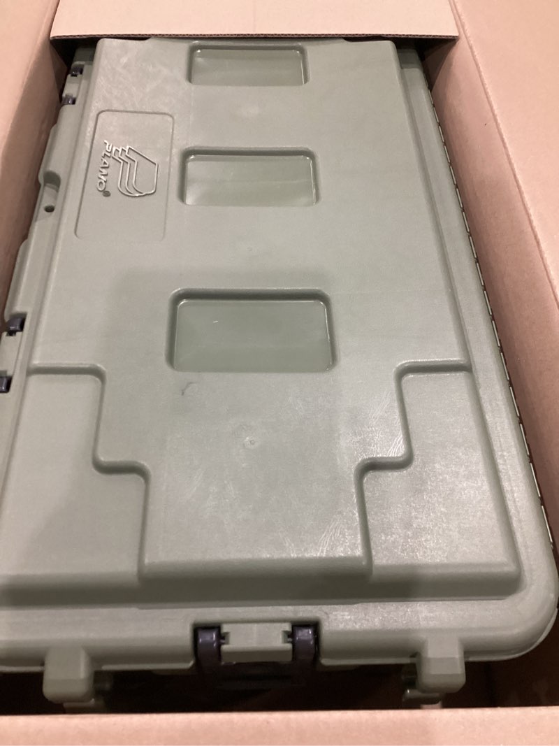 Condition photo showing Good Condition for plano storage trunk - 108 quart w/ wheels (1819) - hunter green large - 1 pack hunter green