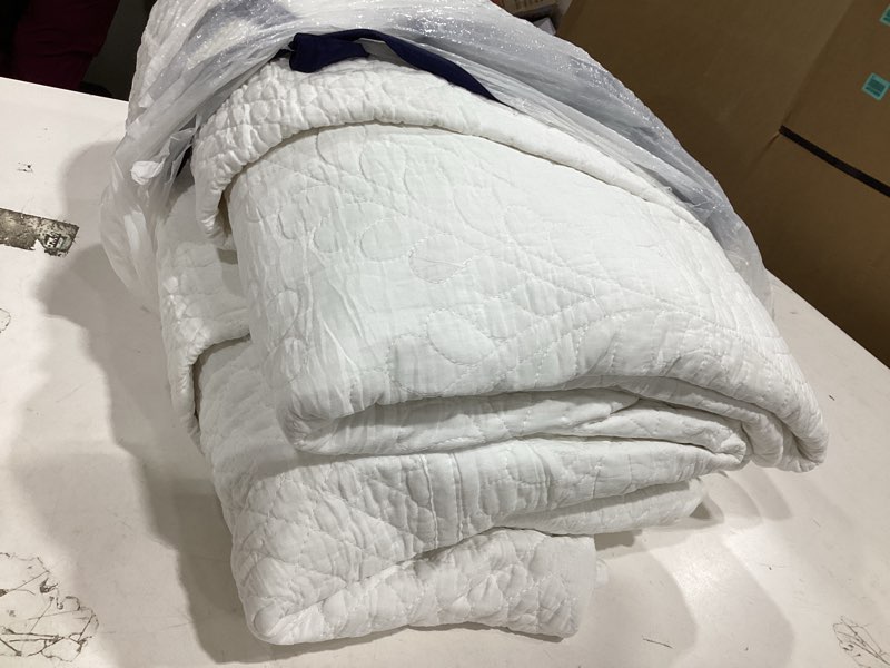 Condition photo showing New/Like New for cmfshape 100% cotton quilts california king size-114"x102" bedspread set white-plaid pattern bedding 3 pieces-pre-washed lightweight coverlet-suitable for bed,couch all seasons white 114"x102"