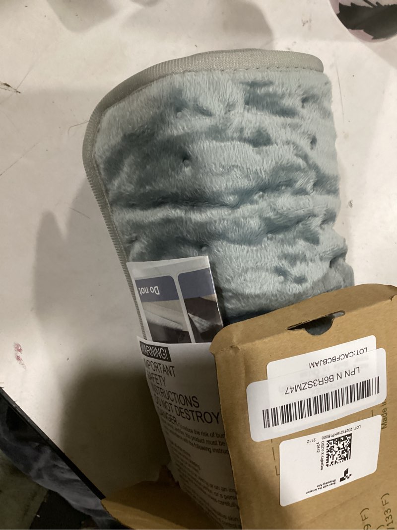 Condition photo showing Good Condition for Deepsoon Heating Pad,Electric Heating Pads for Back,Neck,Abdomen,Moist Heating Pad for Shoulder,Knee,Arms,Legs,Dry/Moist Heat & Auto Shut Off,Christmas Gifts for Men and Women,Light Gray,24x12 Inch Light Gray 24x12 Inch