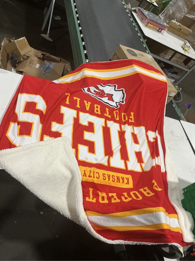 Condition photo showing Good Condition for kansas city chiefs team property sherpa plush throw blanket