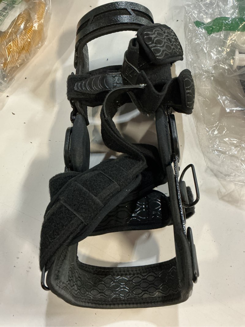 Condition photo showing Good Condition for z1 k6 knee brace - best knee brace for men & women - knee support for running & sports/acl & ligament injuries/oa arthritis/knee joint pain relief - for best fit check sizing chart (pic#2&3)