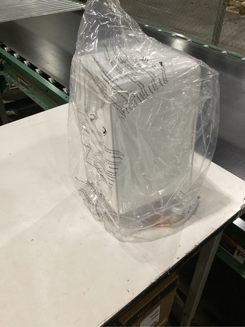 Metal cube table lamp