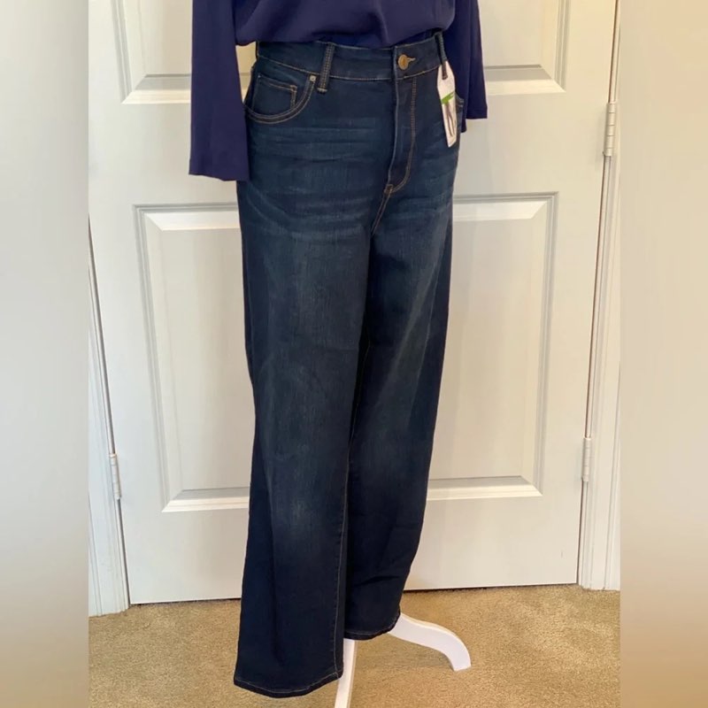 Time and Tru Women’s Denim Blue Jeans. Straight Leg Size 10