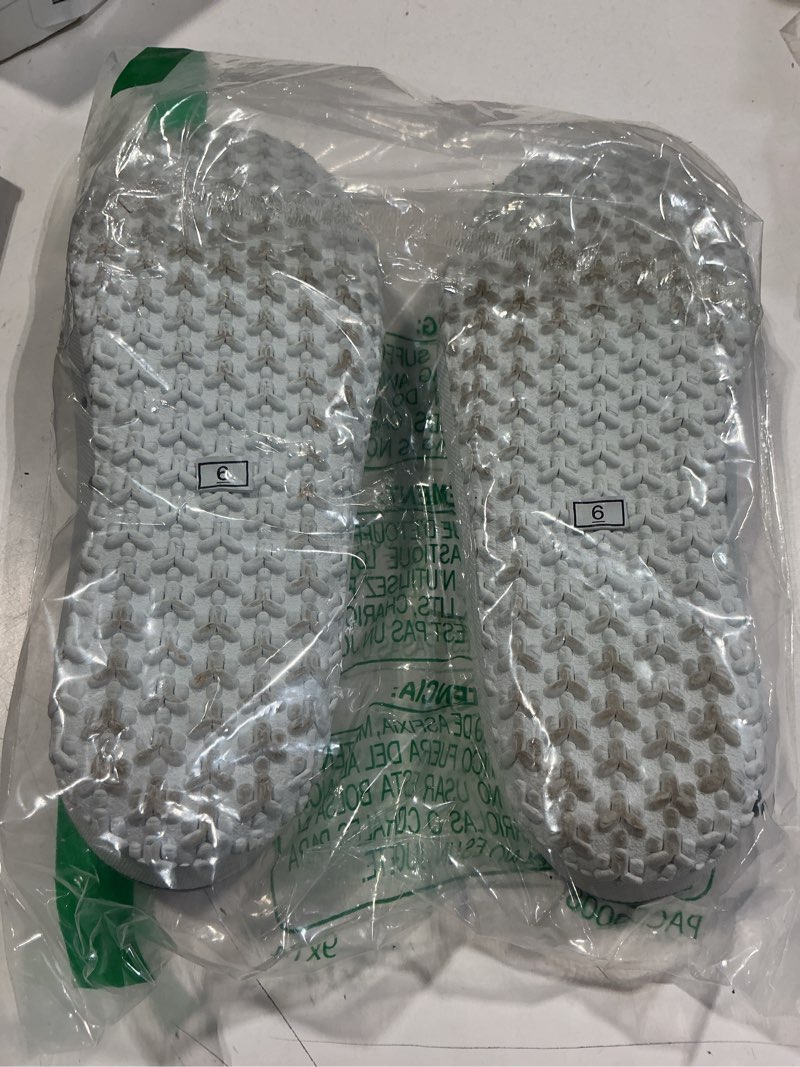 Condition photo showing As Is for neosport 3mm lady's low tropic water shoes 6 berry