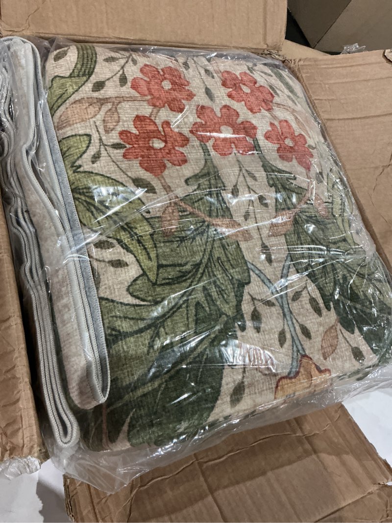 Condition photo showing New/Like New for  a floral area rug featuring a pattern inspired by william morris designs, such as the golden lily. 