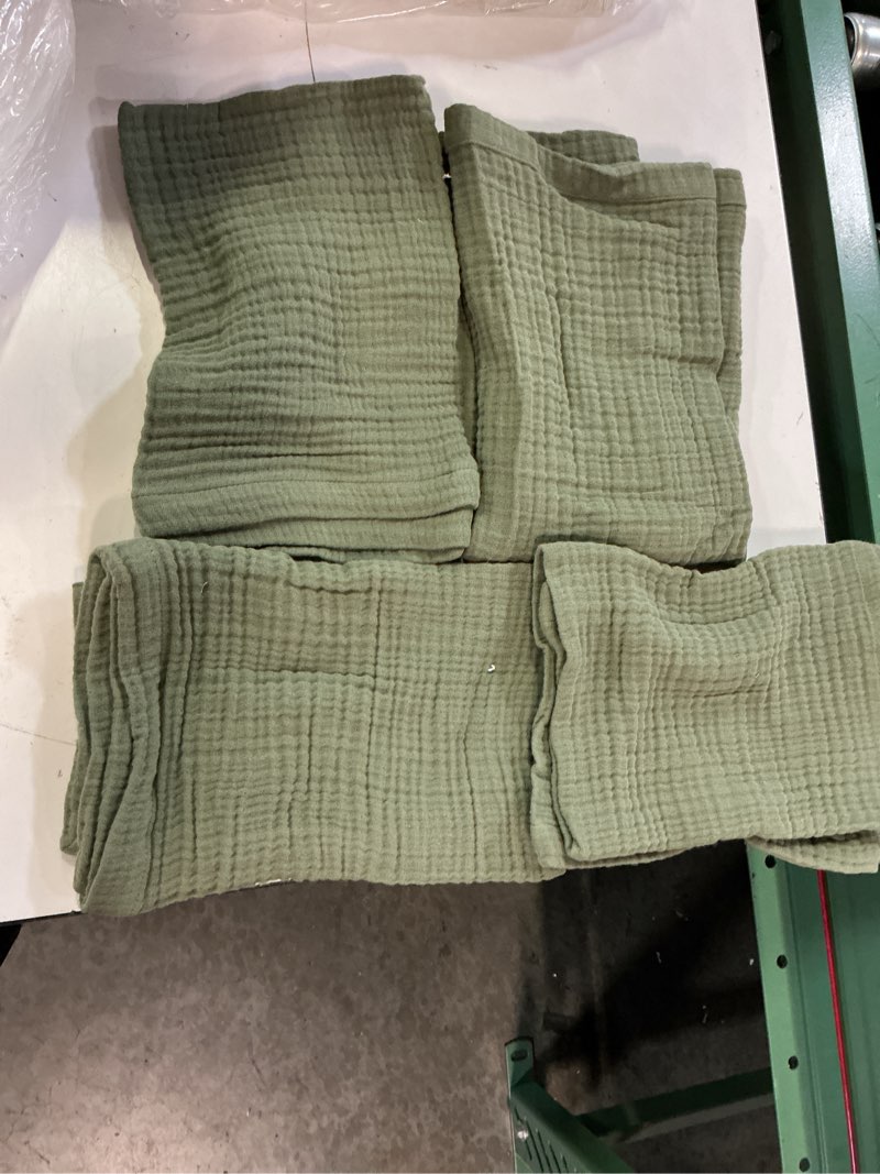 Condition photo showing Good Condition for organic cotton gauze placemats, set of 4