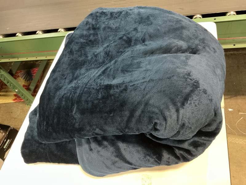 Condition photo showing Good Condition for Bedsure GentleSoft Sherpa Fleece Blanket Queen Size for Bed, Non-Heated, Thick and Warm Throw for Women and Men, Soft Fuzzy Plush Queen Blanket for Winter, Navy, 90x90 Inches Queen (90" x 90") 03 - Navy