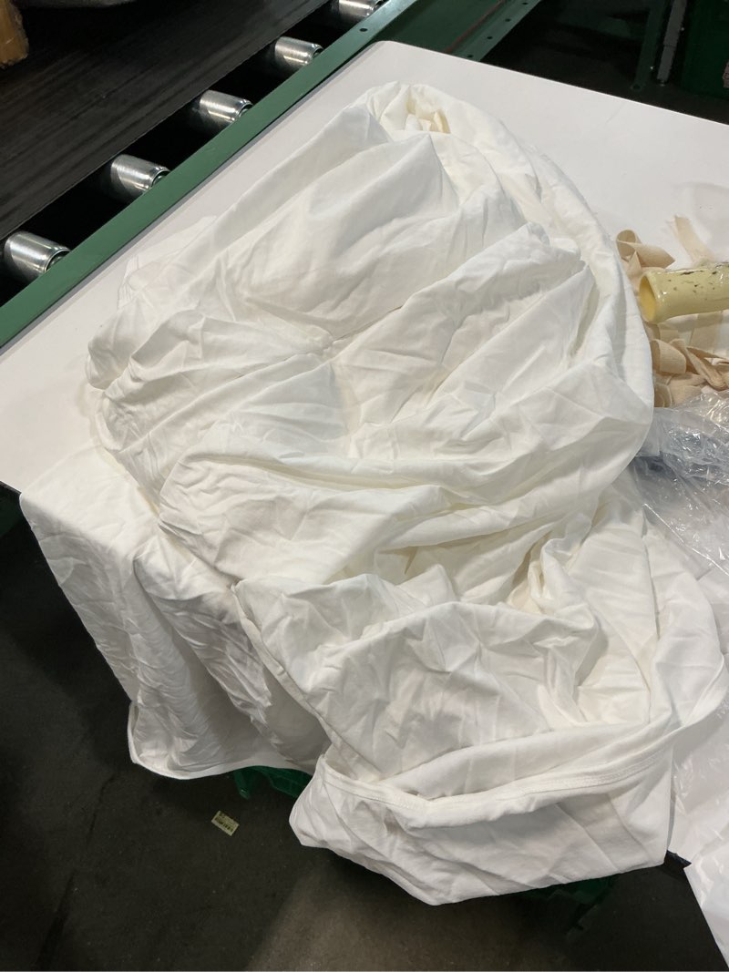 Condition photo showing As Is for (incomplete ) signature giza cotton sateen sheet set (90 in x 96 in )