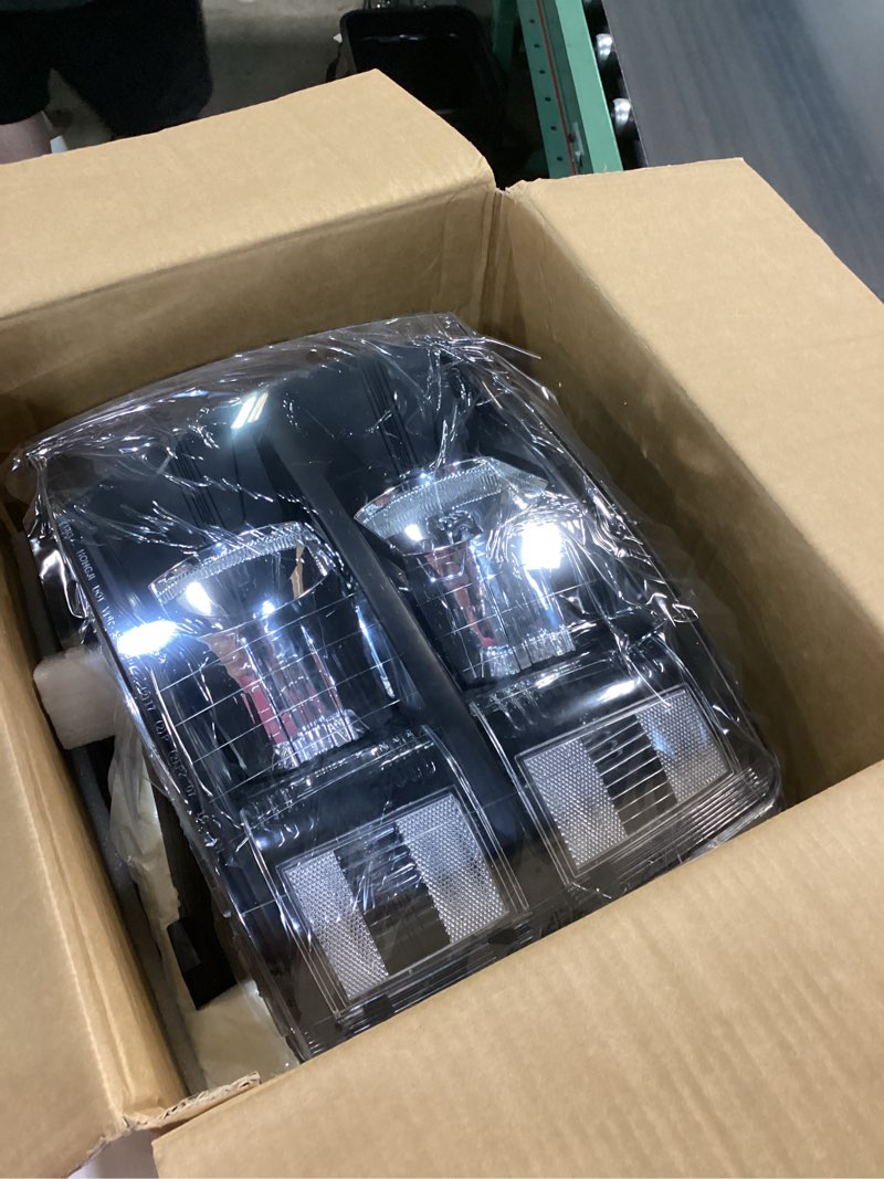 Condition photo showing New/Like New for Headlights Assembly w/Bulb & Wiring Harness for 2007-2013 Chevy Silverado 1500, 07-14 Silverado 2500HD 3500HD Replacement Headlamp Assembly, Black Housing Clear Side Headlight Set-Black Clear