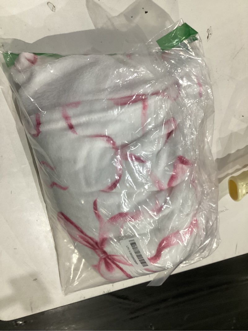 Condition photo showing Good Condition for Pink Bow Throw Blanket, Flannel Throw Blanket Cute Preppy Room Decor Aesthetic Soft Lightweight Bow Stuff for Home Bed Sofa Couch Women Friends Gifts, 50 x 60 Inch (Pink)