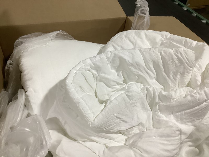 Condition photo showing Good Condition for bedsure super king comforter set, white soft prewashed bedding for all seasons, 3 pieces gentlesoft™ bed set, 1 lightweight comforter (120"x120") and 2 pillowcases (20"x36") super king(120"x120") 02 - white