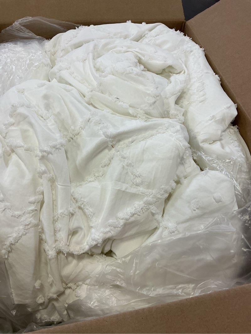 Condition photo showing Good Condition for bedsure full comforter set - white comforter, boho tufted distressed vintage bedding for kids, 3 pieces farmhouse-style bed set for all seasons, fluffy soft bedding with 2 pillow shams full 01 - white