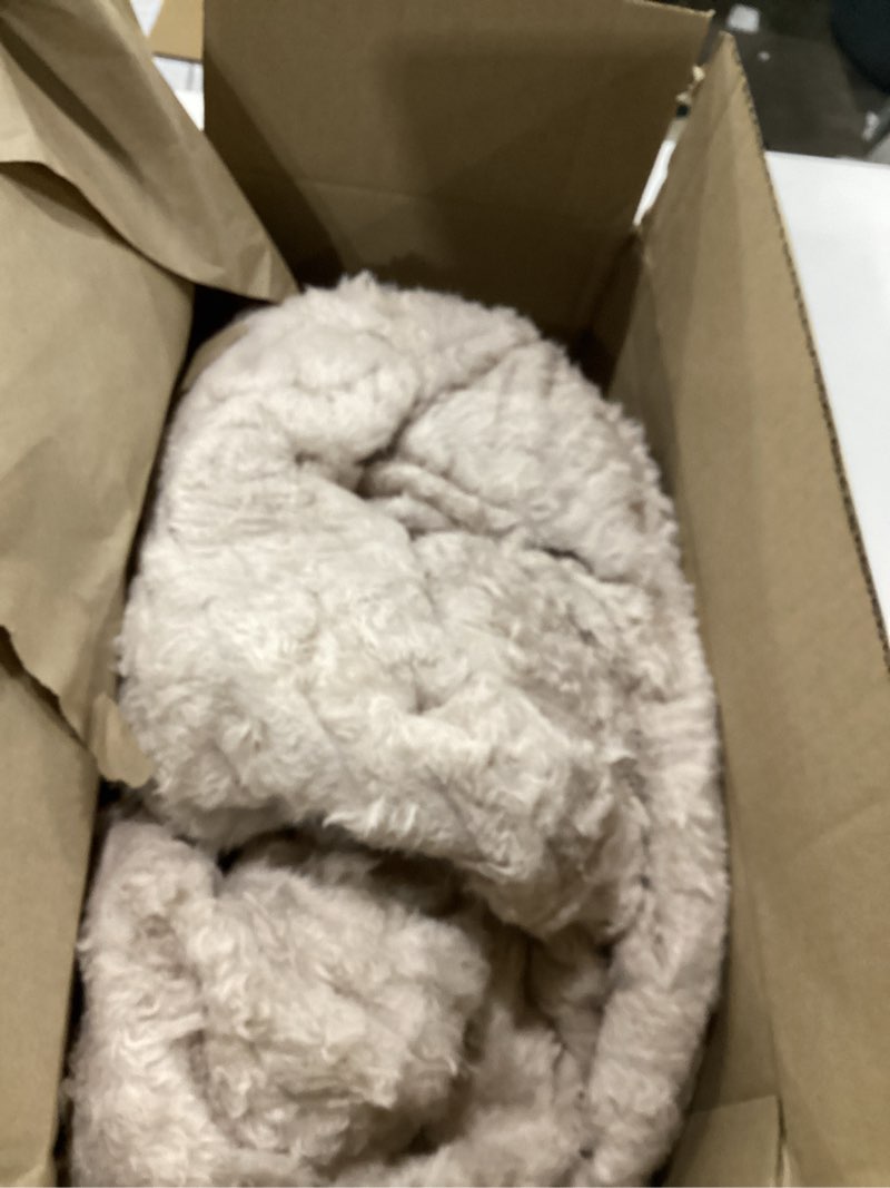 Condition photo showing Good Condition for Exclusivo Mezcla Fleece Queen Blanket for Bed, Extra Large Fuzzy Camel Bed Blankets, Soft Cozy Plush Sofa Throws for All Seasons, 90x90 Inches Camel Queen ( 90x90 IN )