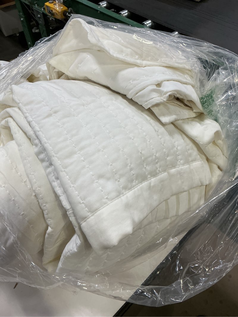 Condition photo showing As Is for KASENTEX Oversized Queen Quilt Set 102"x106" – Soft Washed 3-Layer Lightweight Bedspread, Minimalist Nordic Design, All-Season Spring & Summer Quilt Set (1 Quilt + 2 Pillow Shams),White White Oversized Queen