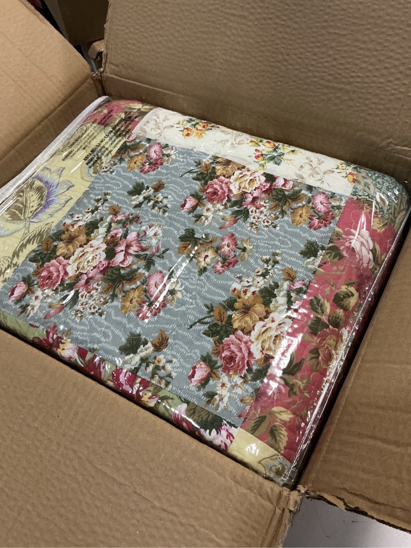 Condition photo showing Good Condition for greenland home blooming prairie 100% cotton authentic patchwork reversible quilt set, 3-piece full/queen full/queen (3 piece)