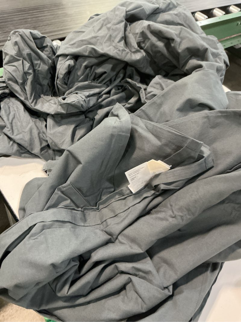 Condition photo showing Good Condition for sheet set, gray, king 110x105in