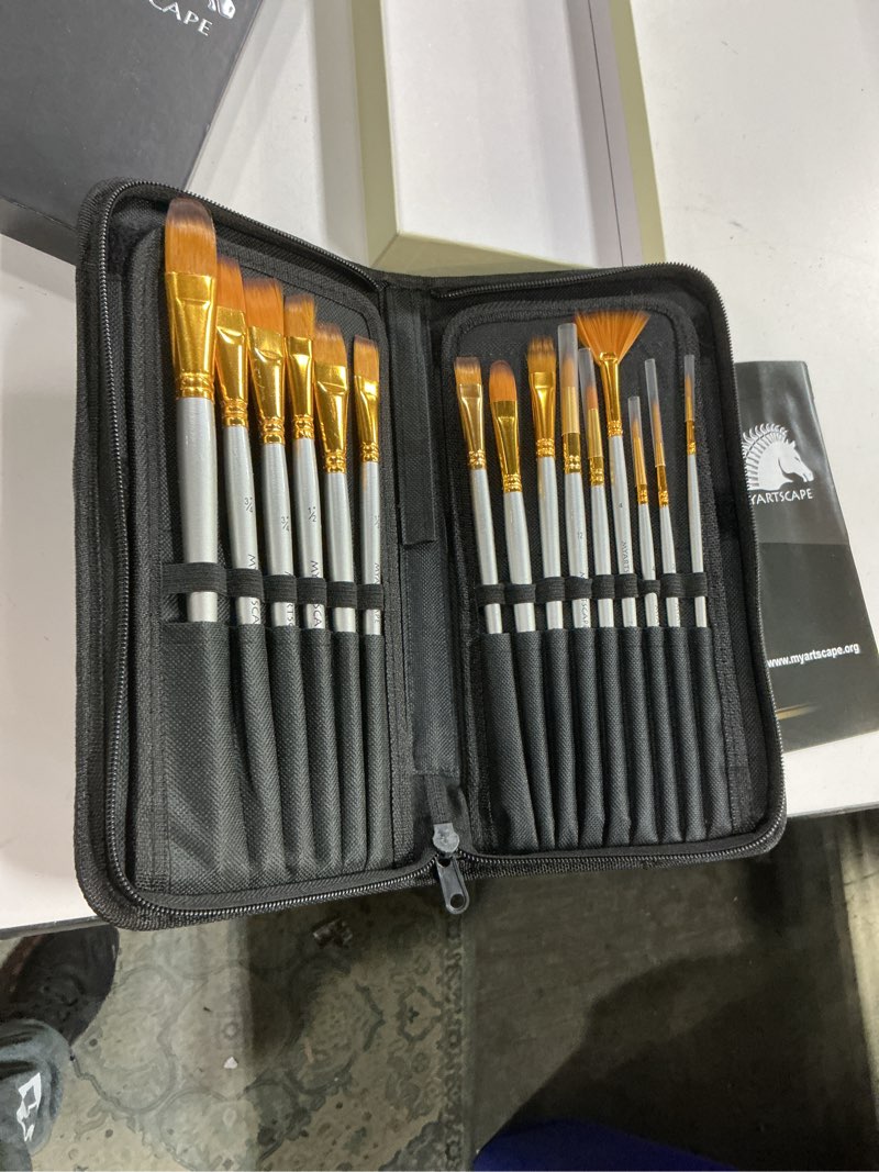 Condition photo showing New/Like New for myartscape brush set 