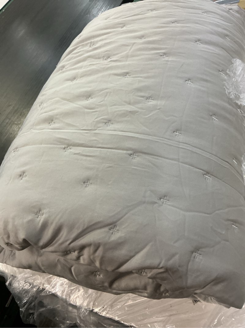 Condition photo showing Good Condition for bamboo dream quilt king/cal king, light grey