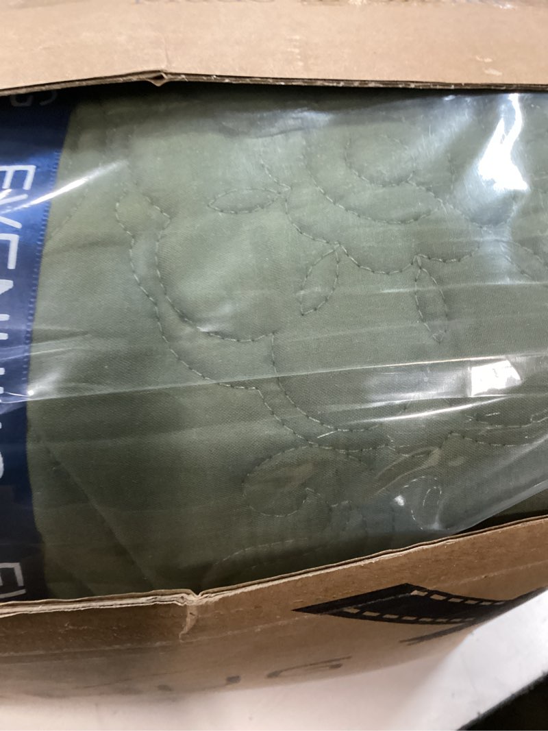 Condition photo showing Good Condition for evenhug oversized king quilt california king size lightweight bedding set reversible bedspread coverlets for all seasons 3 piece (olive green 120"x120") style4 olive green oversize king 120"x120"
