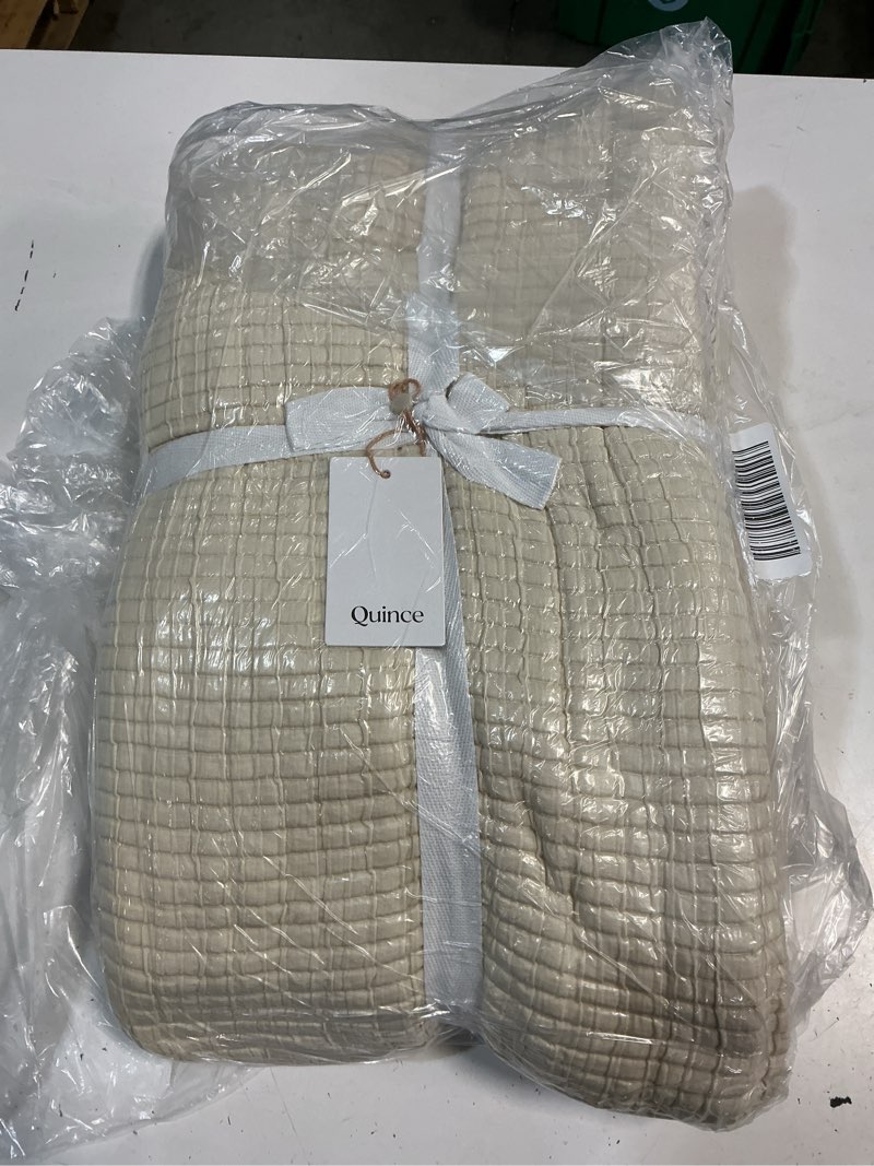 Condition photo showing New/Like New for quince organic ribbed cotton coverlet, king/cal king, ivory