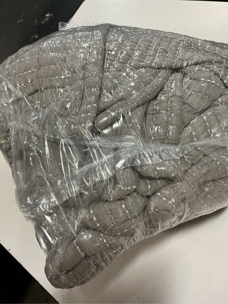 Condition photo showing New/Like New for european linen cotton stitch quilt