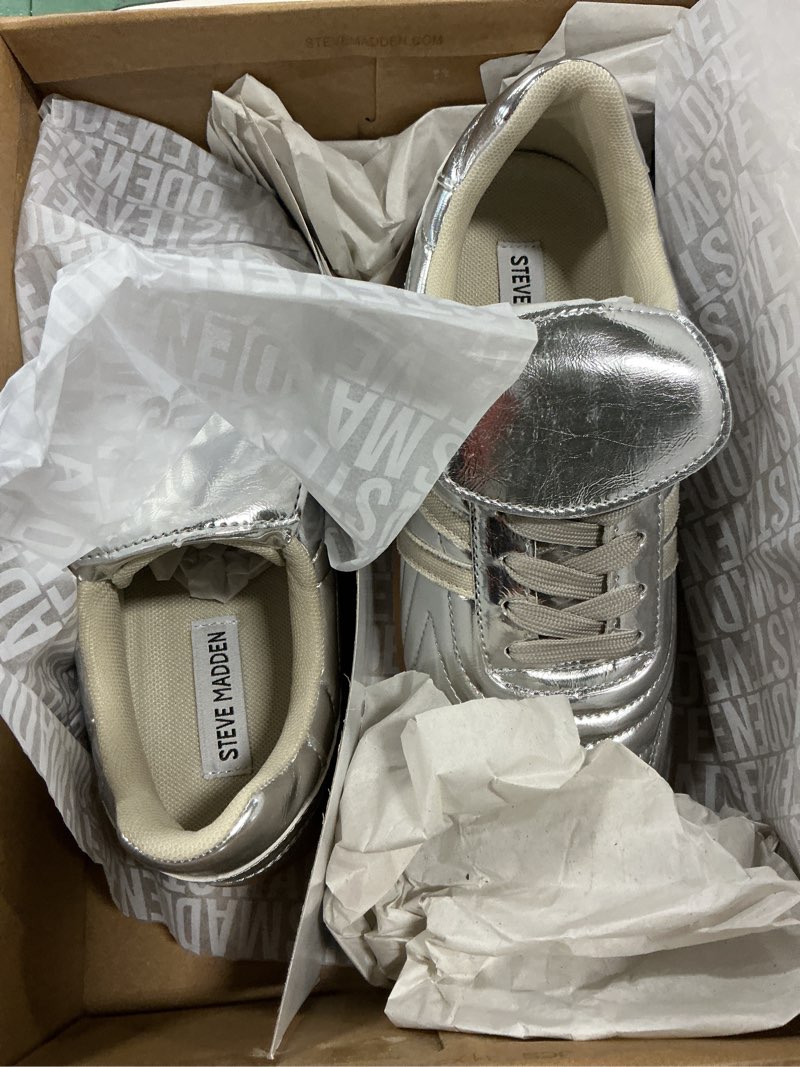 Condition photo showing New/Like New for Steve Madden Womens Madrid 7 Silver