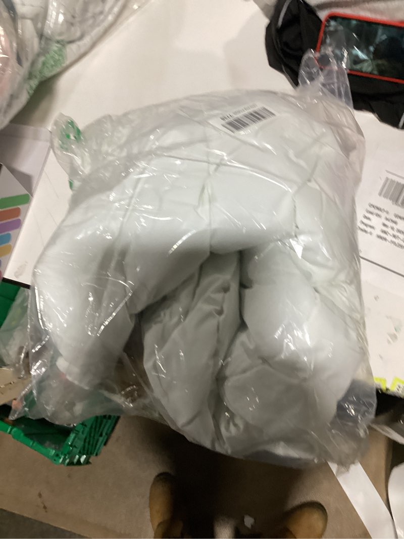 Condition photo showing New/Like New for WenVen Women's Winter Thicken Puffer Coat Warm Jacket with Faux Fur Removable Hood Large White