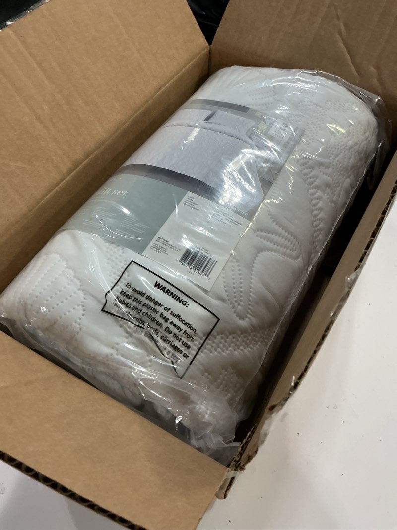 Condition photo showing New/Like New for vcny home - quilt set, super soft reversible bedding with matching shams, dorm room essentials, modern room decor (shore white, queen) shore white queen