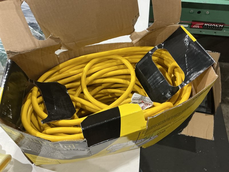 utilitech pro 100-ft 12/3 3-prong outdoor sjtw heavy duty lighted extension cord
