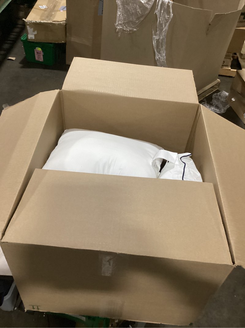 Condition photo showing Good Condition for Utopia Bedding Throw Pillow Inserts (Pack of 4, White), 18 x 18 Inches Decorative Indoor Pillows for Sofa, Bed, Couch, Cushion Sham Stuffer 18x18 Inch 4