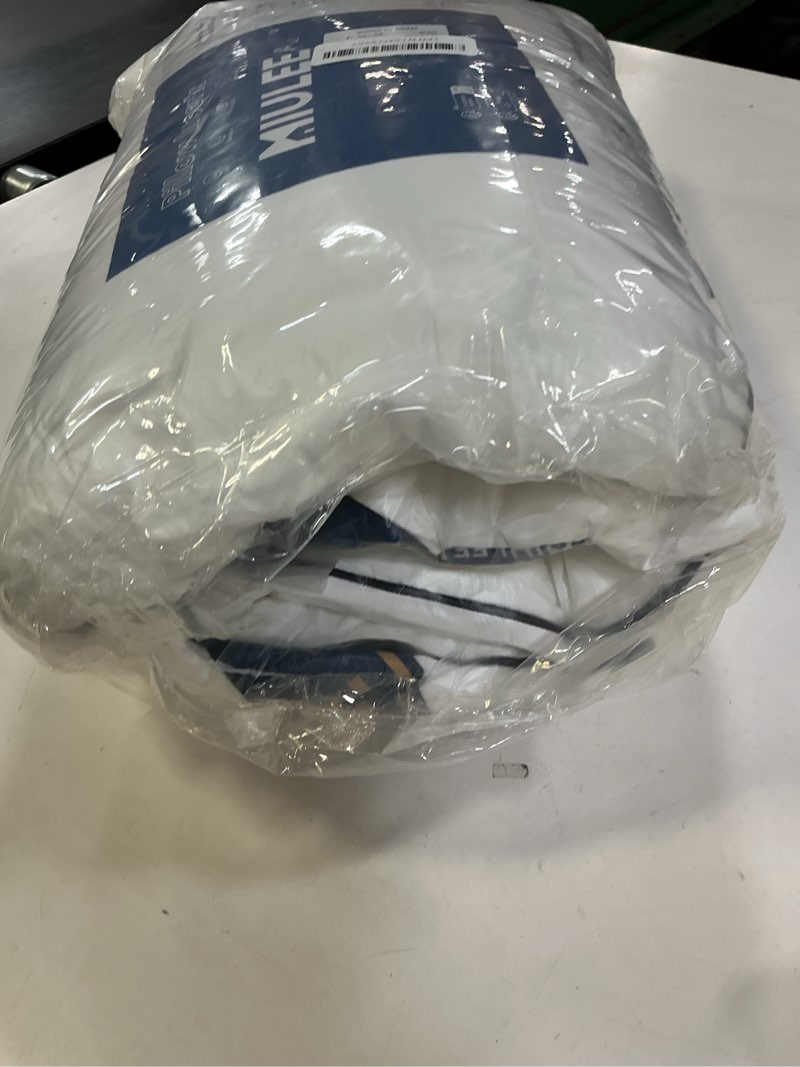 Condition photo showing Good Condition for MIULEE 20x20 Pillow Inserts Set of 2 Throw Pillows 20 Inch Premium Down Alternative Pillow Inserts Decorative Pillow Stuffer for Sofa, Couch (20x20 inch, Set of 2) 2 20x20 Inch