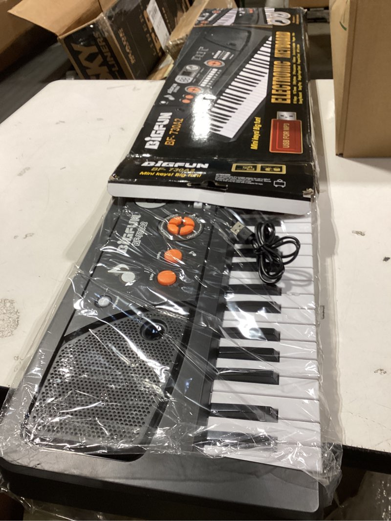 Condition photo showing Good Condition for Kids Keyboard Piano, 61 Keys Electric Piano Keyboard for Kids with Microphone MP3 Function Led Display Educational Musical Toys Birthday Xmas Gifts for Toddlers Boys Girls Ages 3 5 7 9 12