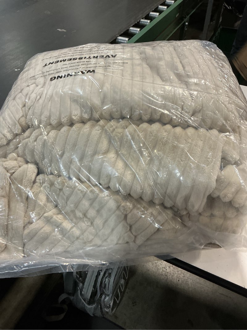Condition photo showing New/Like New for quataly marshmallow king fleece comforter set light tan faux fur fluffy comforter set luxury bedding set soft plush fuzzy warm bed set all season 3 pieces (1 shaggy comforter, 2 pillowcases) 06light tan king