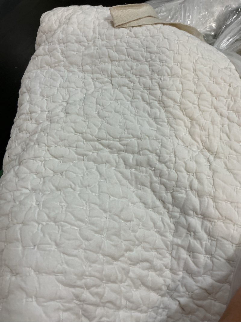 Condition photo showing Good Condition for organic cotton hand stitched quilt, king/cal king, white
