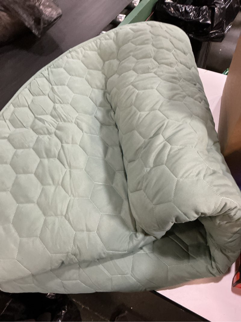 Condition photo showing Good Condition for Comfy Cubs Round Kids Play Mat - Large 60 inches Soft Quilted Baby Floor Mat with Non-Slip Bottom - Plush Design for Toddlers' Playtime - Comfortable and Durable - Fern Fern Round - 60"