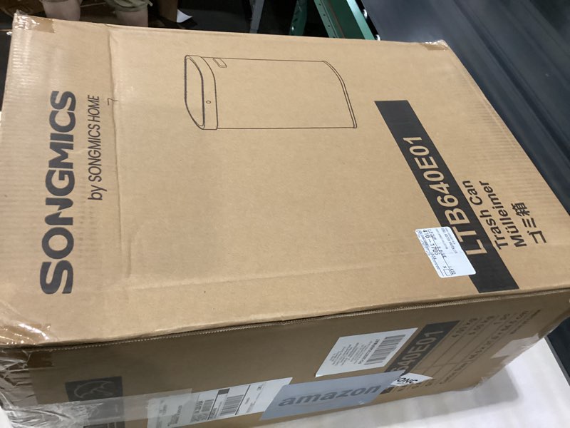 Condition photo showing Good Condition for songmics grey trash can black lid