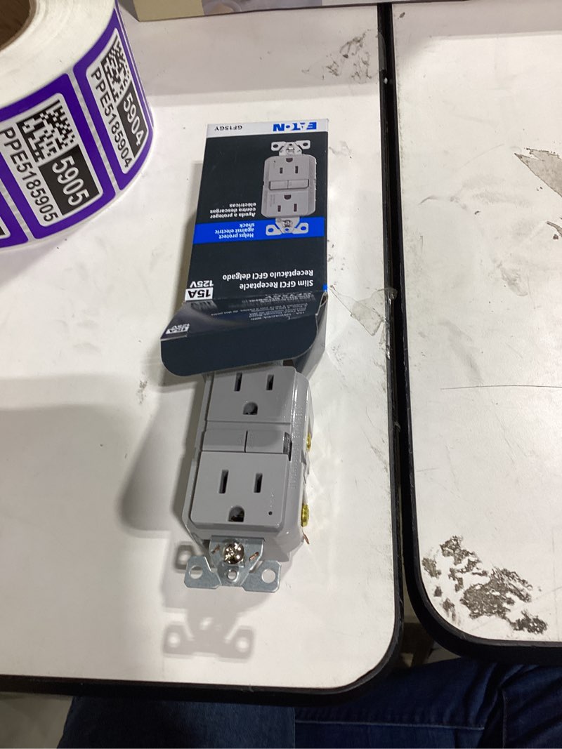 lutron claro 15 -amp 120/125-volt tamper resistant residential decorator outlet