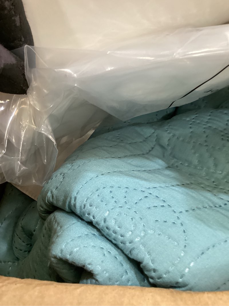 Condition photo showing Good Condition for vcny home - king quilt set, pinsonic bedding with matching pillow shams, super soft home decor (ocean seafoam, 3-piece)