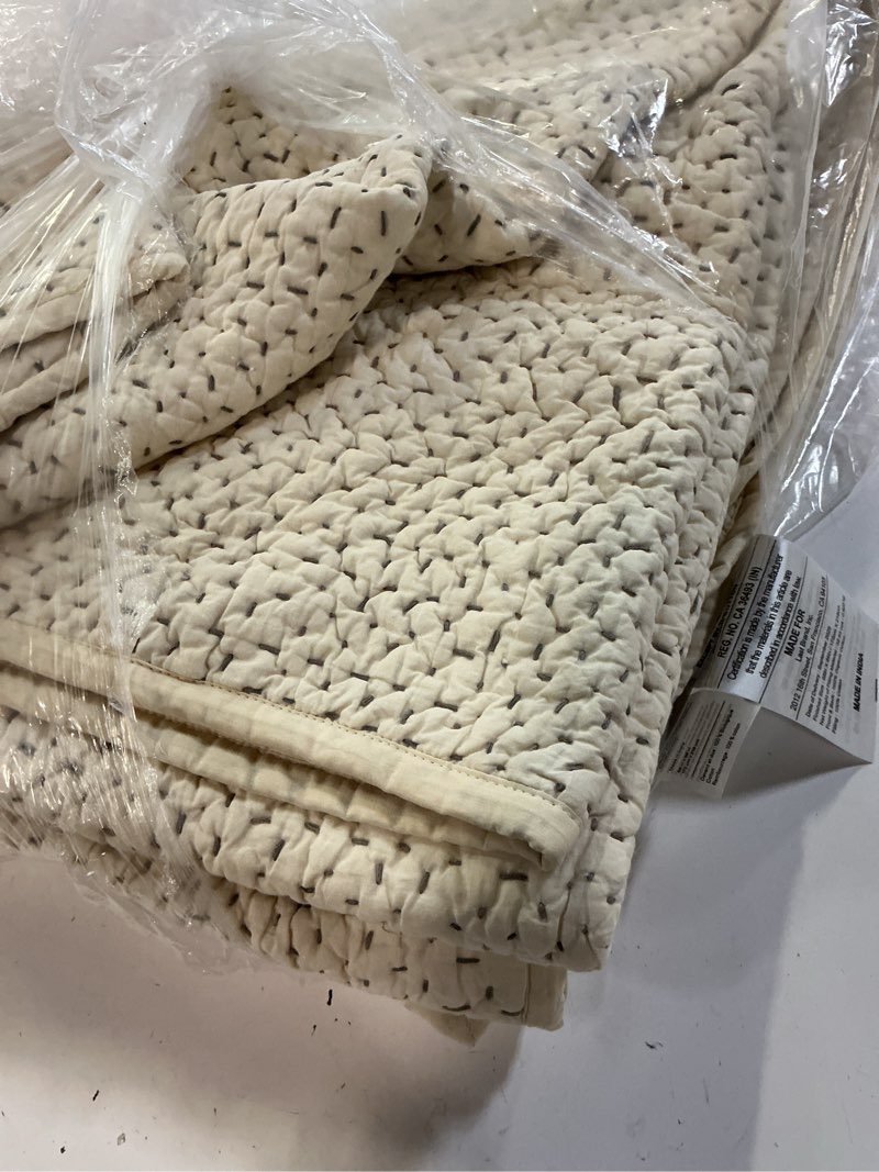 Condition photo showing Good Condition for quince organic cotton hand stitched quilt full/queen undyed