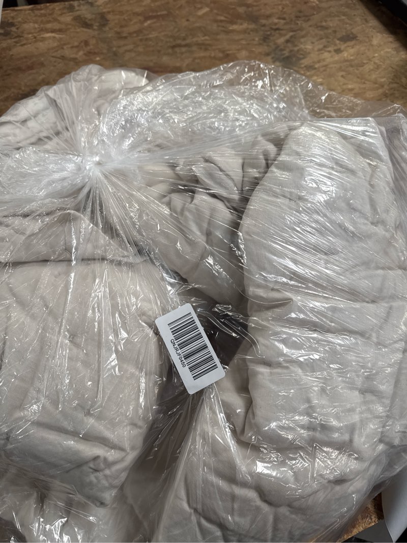 Condition photo showing Good Condition for european linen dream quilt, full/queen, sand