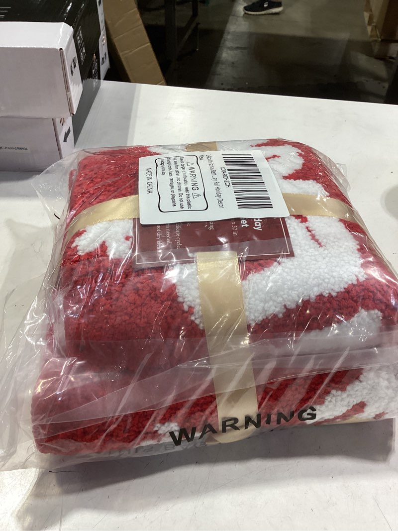 Condition photo showing Good Condition for 2 Pack Christmas Bath Mat Set – Red Non-Slip Plush Bathroom Rug Set, Absorbent & Machine Washable High-Pile Mats for Toilet, Kitchen, Entryway, Fall Holiday Decor 16x24 & 32x20 Inch