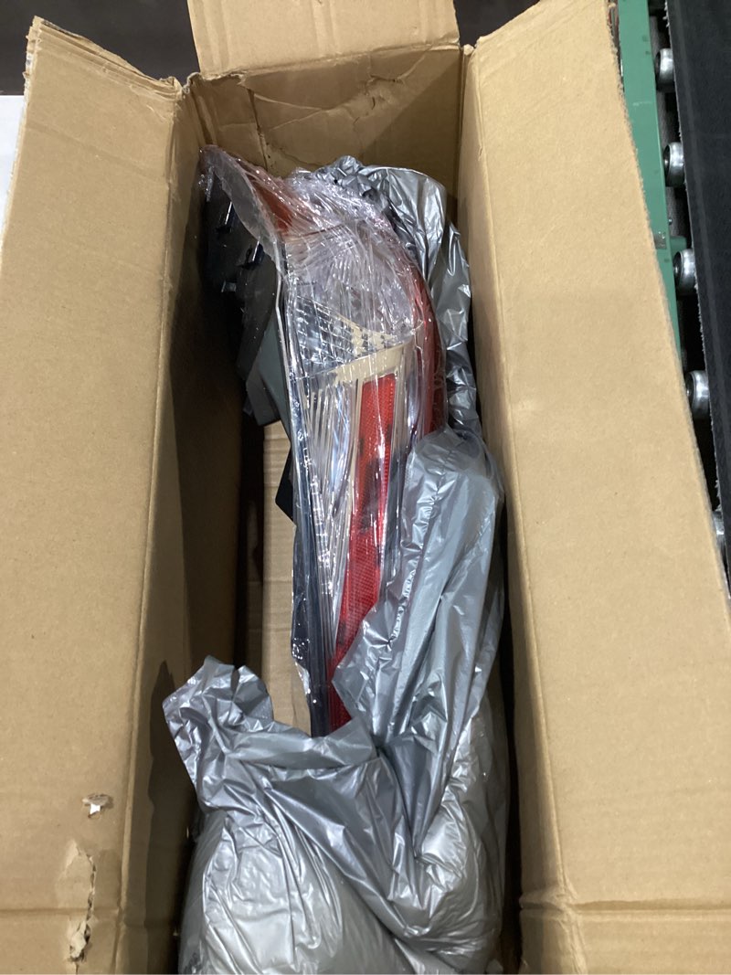 Condition photo showing Good Condition for led tail light compatible with toyota camry 2018-2020 le l se tail lamp replacement 81560-06720 (passenger side (right))